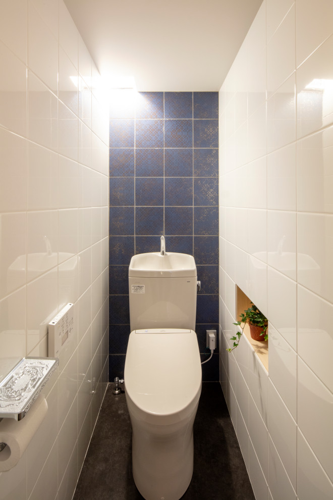 Inspiration för små amerikanska grått toaletter, med släta luckor, grå skåp, keramikplattor, laminatgolv, ett nedsänkt handfat, kaklad bänkskiva, grått golv och vita väggar