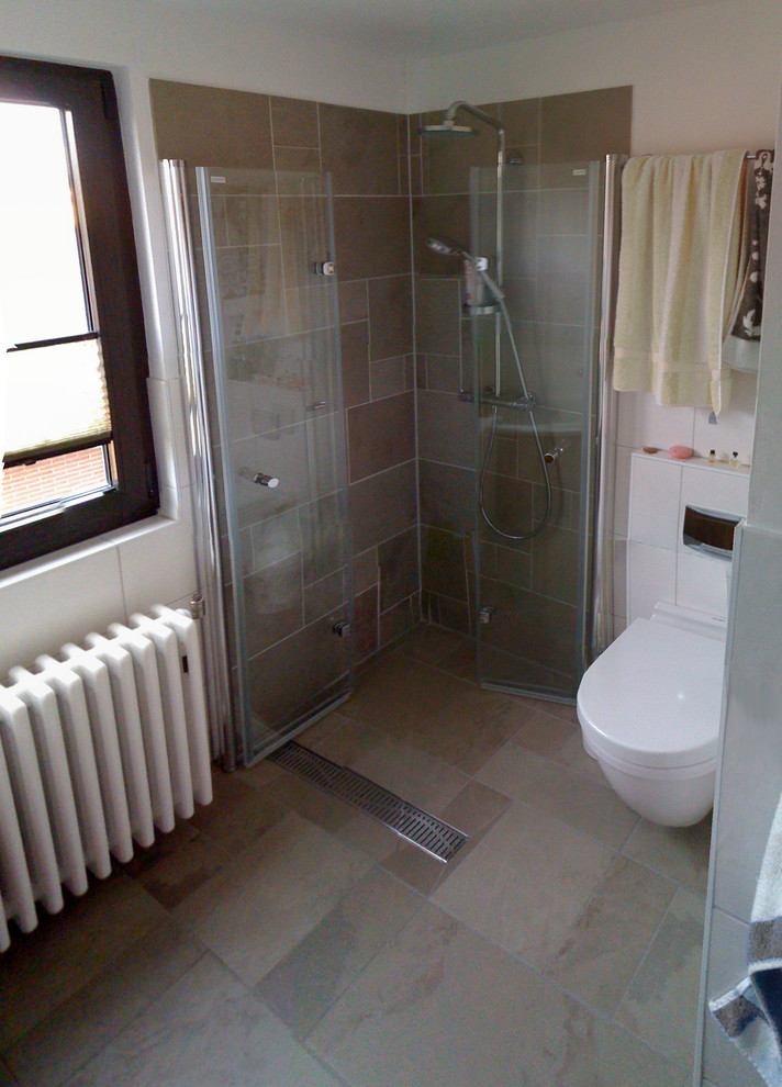 Kleines Modernes Badezimmer mit Einbaubadewanne, bodengleicher Dusche, Wandtoilette mit Spülkasten, beigen Fliesen, Keramikfliesen, weißer Wandfarbe und Keramikboden in Berlin