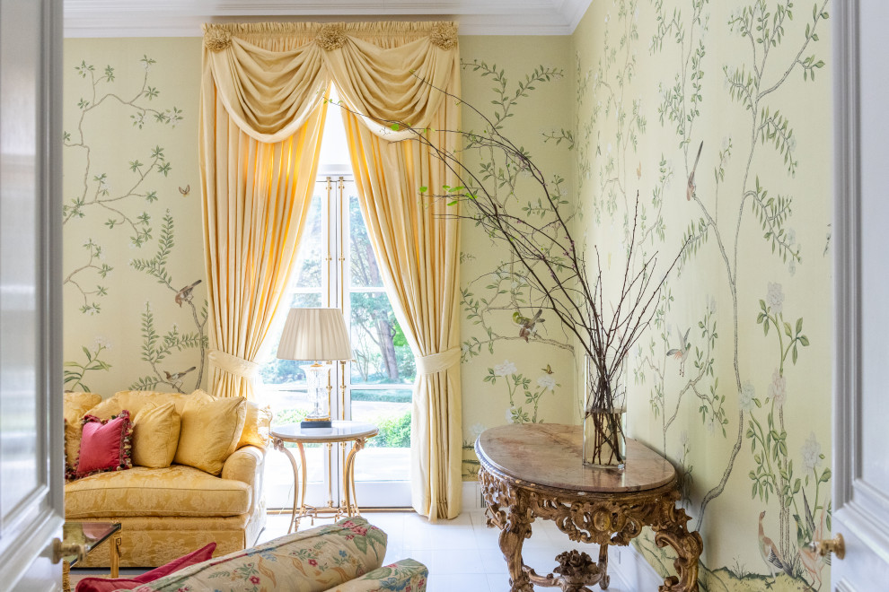Immagine di un soggiorno chic di medie dimensioni e chiuso con sala formale, pareti gialle, pavimento in marmo, camino classico, pavimento bianco e carta da parati