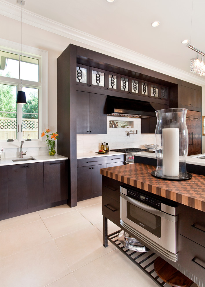 Kitchen - transitional kitchen idea in Miami