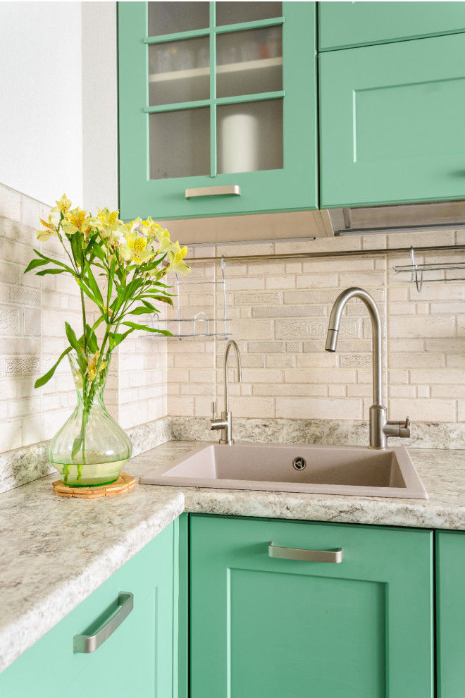 Зелёная кухня в неоклассическом стиле в Заречном