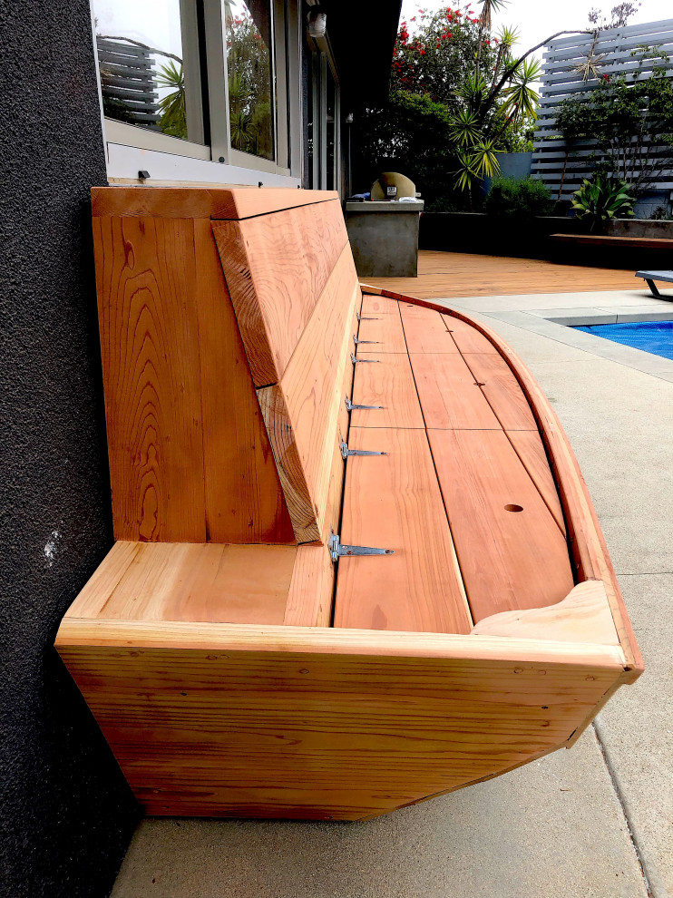 Diseño de piscina contemporánea de tamaño medio a medida en patio trasero con paisajismo de piscina y losas de hormigón