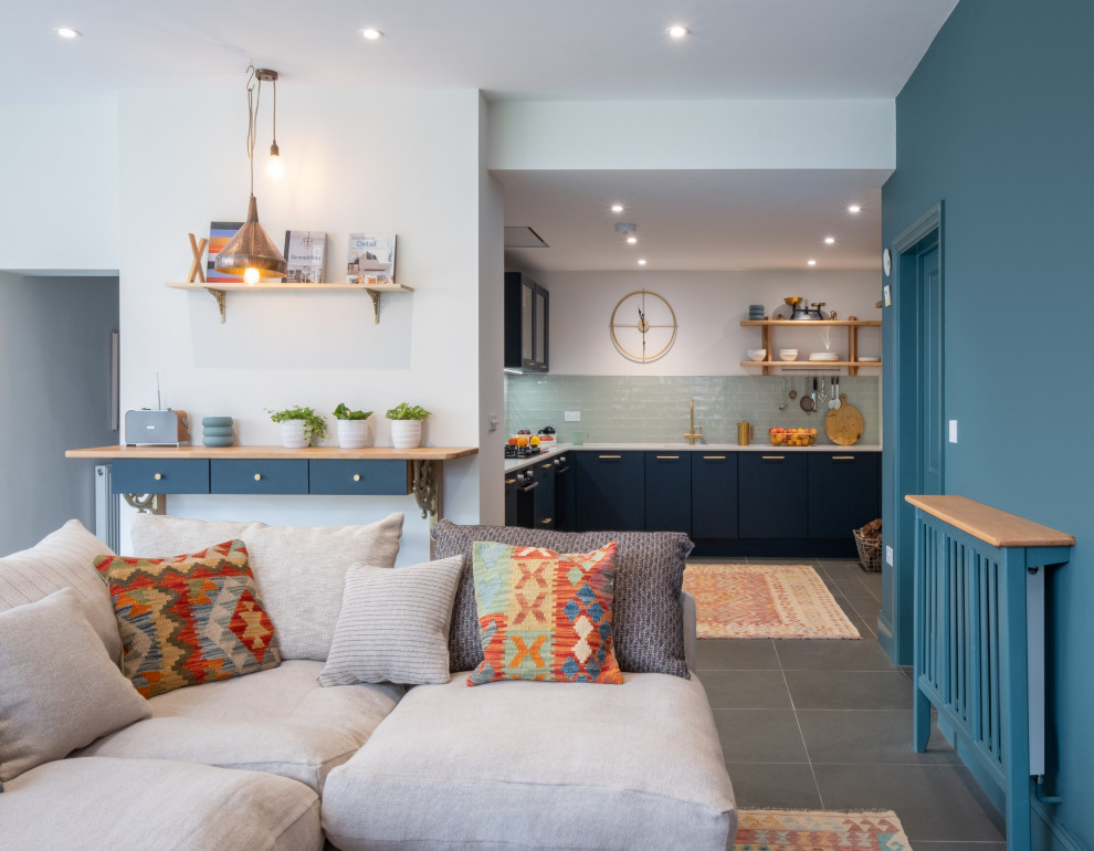 Großes, Offenes Stilmix Wohnzimmer mit grüner Wandfarbe, Schieferboden, Eck-TV und grünem Boden in Gloucestershire