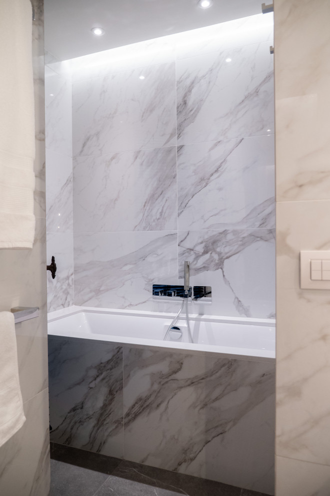 Idee per una grande stanza da bagno padronale tradizionale con vasca sottopiano, piastrelle bianche, piastrelle di marmo, pareti bianche, pavimento in marmo e pavimento grigio