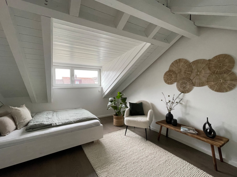 Idées déco pour une petite chambre d'amis scandinave avec un mur blanc, parquet foncé et un plafond en bois.