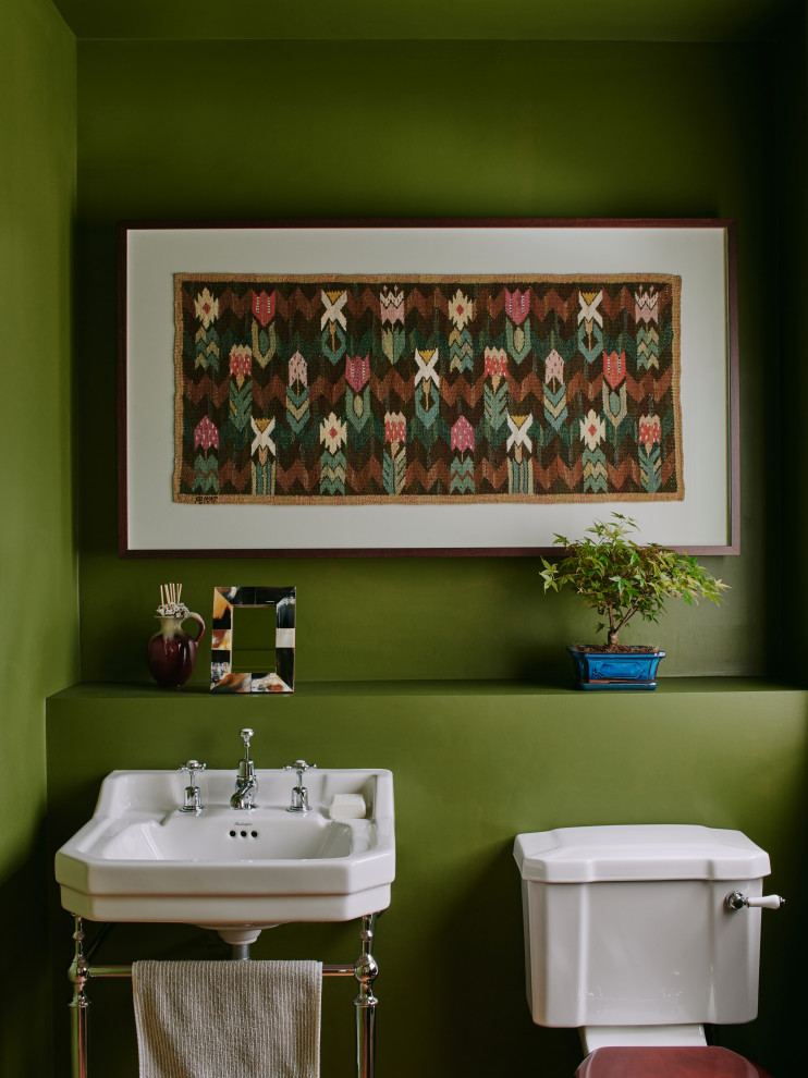 Imagen de aseo de pie de estilo de casa de campo pequeño con sanitario de dos piezas, paredes verdes y lavabo tipo consola