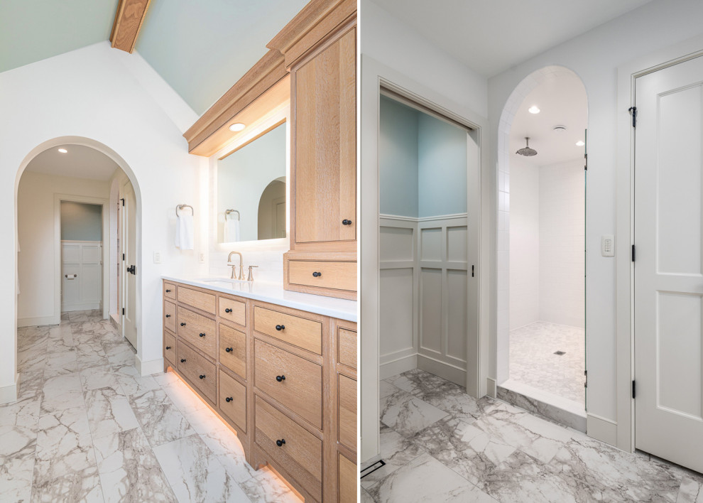 Inspiration för stora klassiska vitt en-suite badrum, med luckor med profilerade fronter, skåp i ljust trä, våtrum, vit kakel, marmorkakel, marmorgolv, ett nedsänkt handfat, bänkskiva i kvarts och dusch med gångjärnsdörr