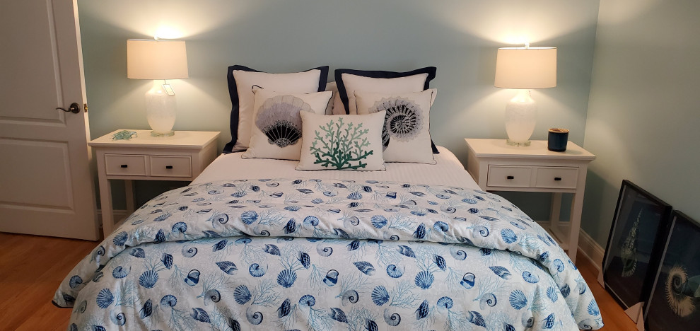 Свежая идея для дизайна: гостевая спальня среднего размера, (комната для гостей) в морском стиле с синими стенами, светлым паркетным полом и синим полом - отличное фото интерьера