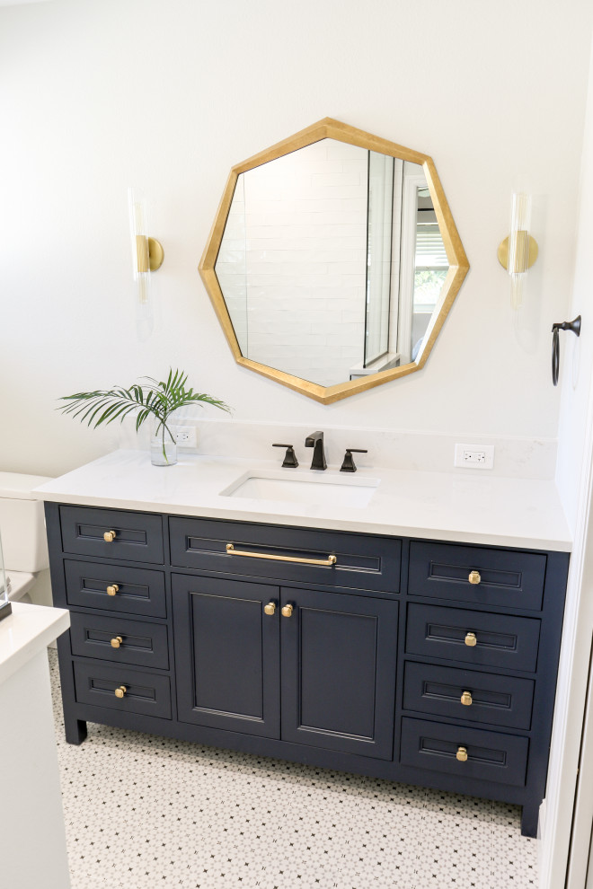 Inspiration för små klassiska vitt en-suite badrum, med luckor med infälld panel, blå skåp, vita väggar, klinkergolv i porslin, bänkskiva i kvarts och flerfärgat golv