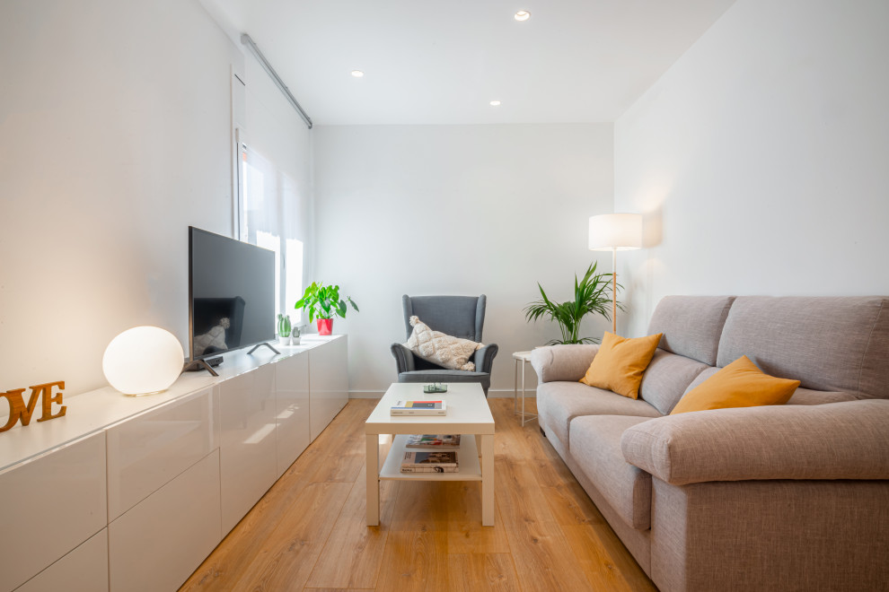 Modelo de sala de estar cerrada escandinava de tamaño medio con paredes blancas, televisor independiente y suelo laminado