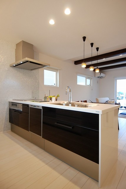 バイクガレージのある、シックでモダンな家 modern-kitchen