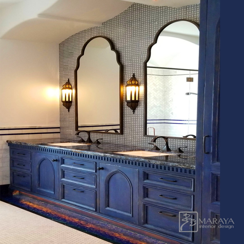 На фото: большая ванная комната в средиземноморском стиле с фасадами с утопленной филенкой, синими фасадами, отдельно стоящей ванной, душем в нише, белой плиткой, стеклянной плиткой, белыми стенами, мраморным полом, врезной раковиной, мраморной столешницей, серым полом, душем с распашными дверями, синей столешницей, сиденьем для душа, тумбой под две раковины, встроенной тумбой и панелями на стенах с
