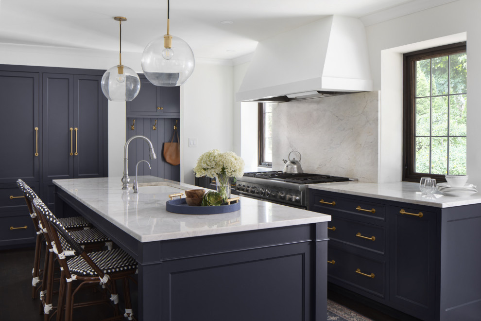 Transitional kitchen photo in Milwaukee