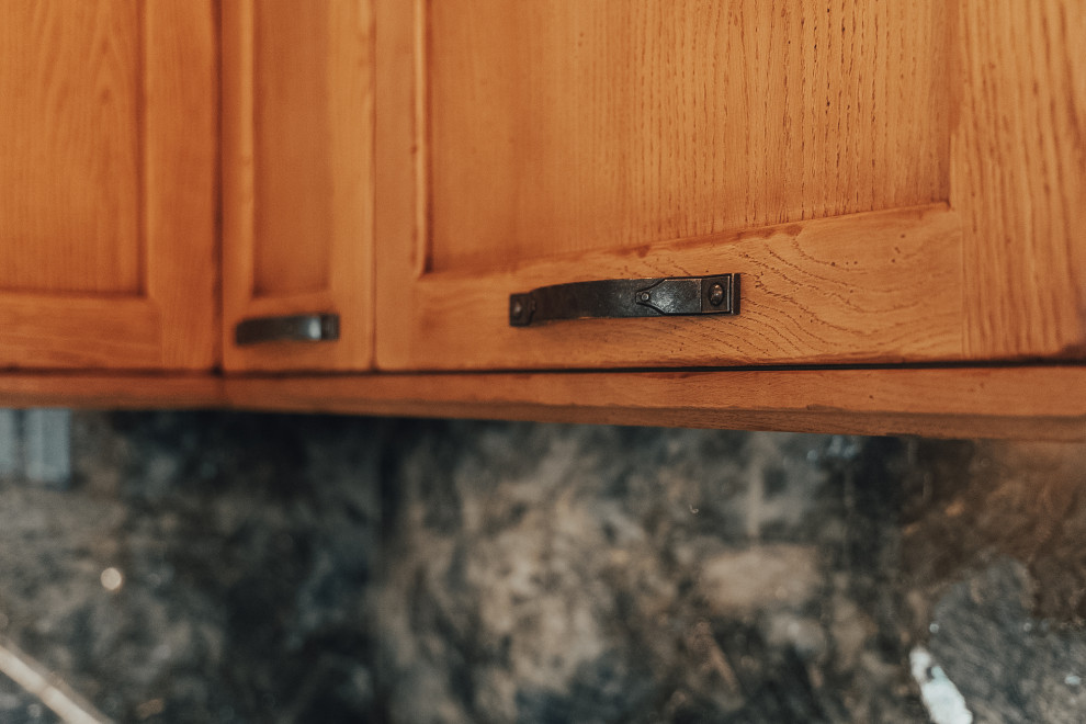 Кухня с лабрадоритовой столешницей