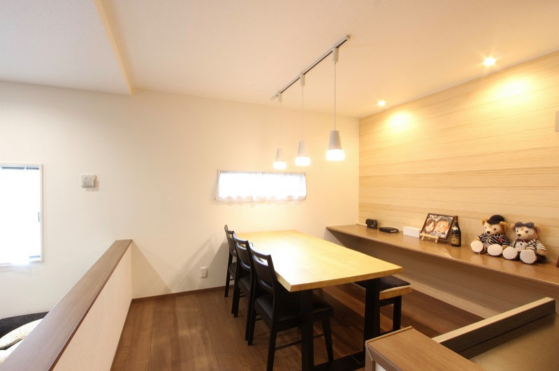 Идея дизайна: большая гостиная-столовая в стиле рустика с бежевыми стенами, полом из фанеры, коричневым полом, потолком с обоями и деревянными стенами