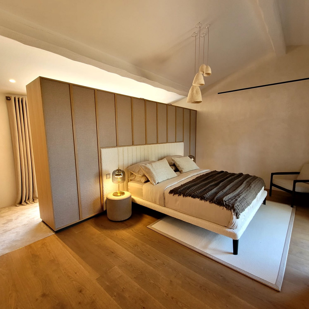 Inspiration for a contemporary bedroom in Nice.