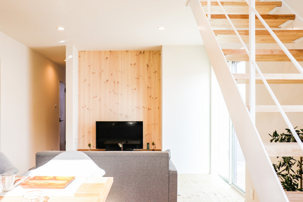 Modernes Wohnzimmer mit brauner Wandfarbe, braunem Holzboden, freistehendem TV, braunem Boden, Tapetendecke und Holzdielenwänden in Sonstige