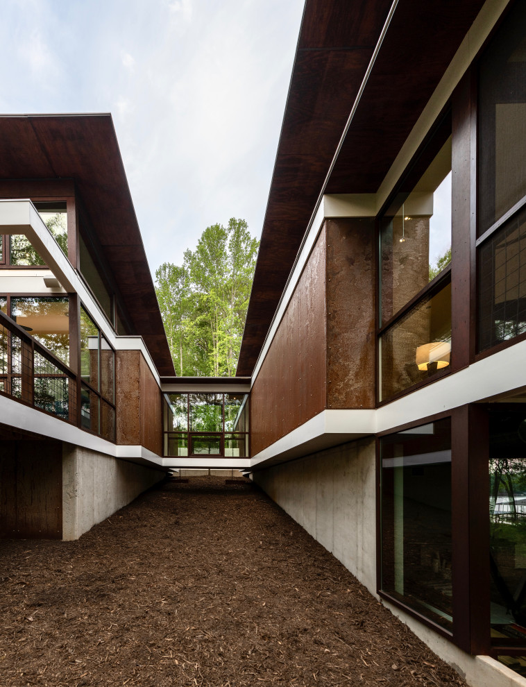 Идея дизайна: одноэтажный частный загородный дом среднего размера в стиле модернизм с облицовкой из металла, крышей-бабочкой и белой крышей