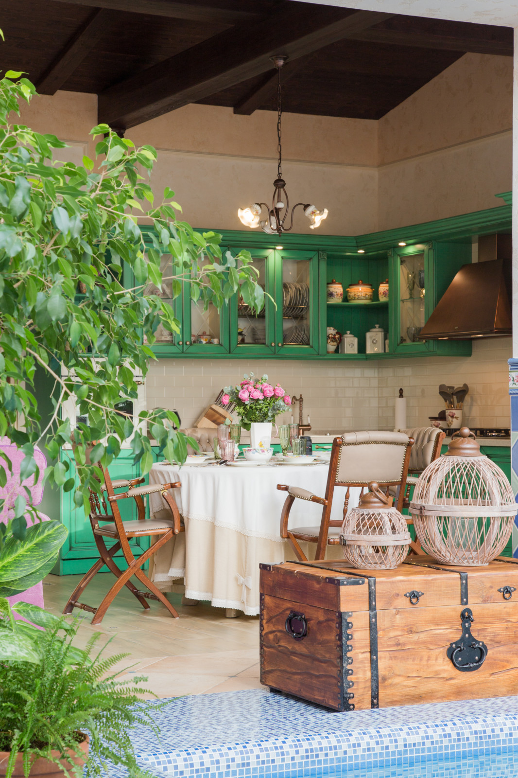 Интерьер гостевого дома в стиле Прованс. Интерьер бассейна (150 кв м)