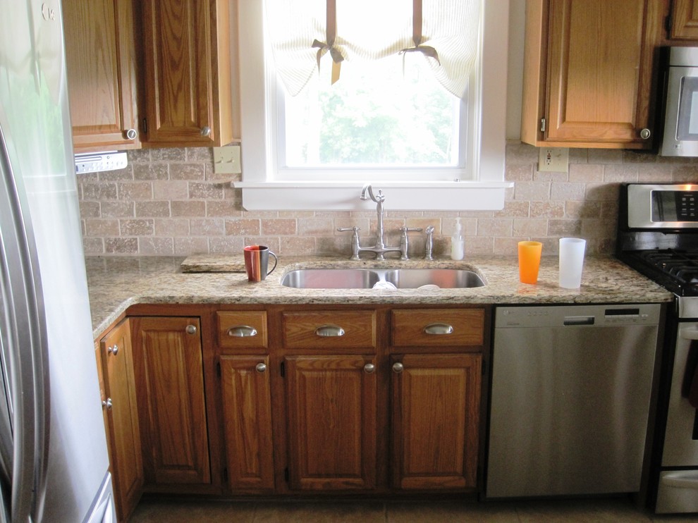 Elegant kitchen photo in Cincinnati