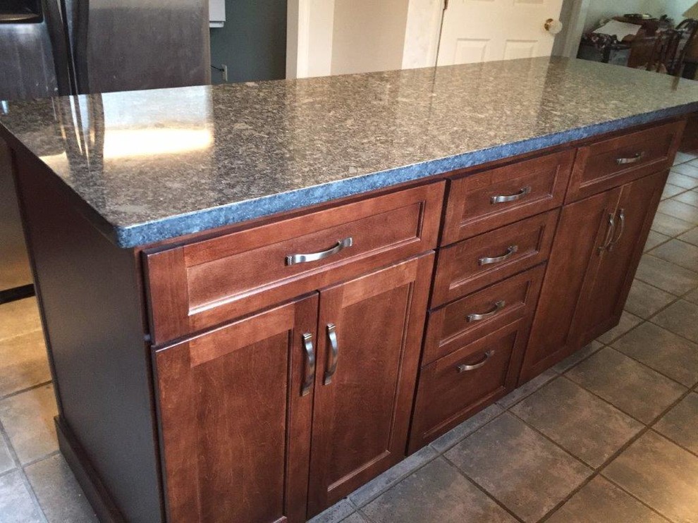 Example of a mid-sized transitional l-shaped porcelain tile eat-in kitchen design in Cincinnati with an undermount sink, shaker cabinets, granite countertops, multicolored backsplash, glass tile backsplash, stainless steel appliances, an island and dark wood cabinets