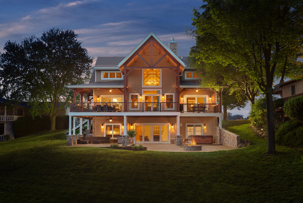 Example of a mountain style home design design in Columbus