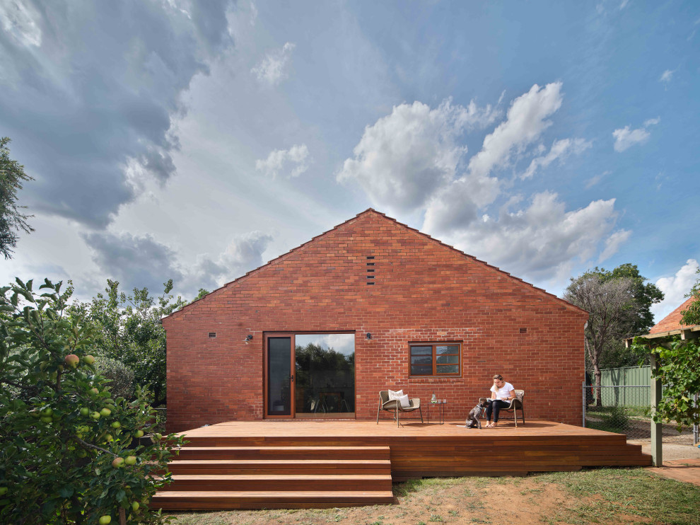 Design ideas for a midcentury deck in Canberra - Queanbeyan.