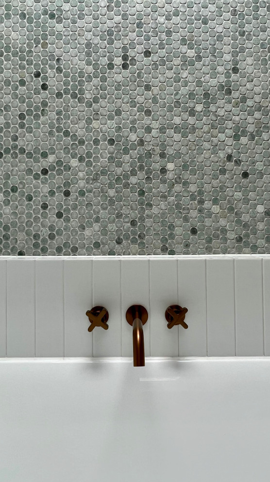 Источник вдохновения для домашнего уюта: маленькая главная ванная комната в современном стиле с фасадами островного типа, коричневыми фасадами, угловой ванной, душем над ванной, инсталляцией, белой плиткой, керамической плиткой, белыми стенами, полом из керамической плитки, консольной раковиной, столешницей из искусственного кварца, зеленым полом, открытым душем, белой столешницей, тумбой под одну раковину и подвесной тумбой для на участке и в саду