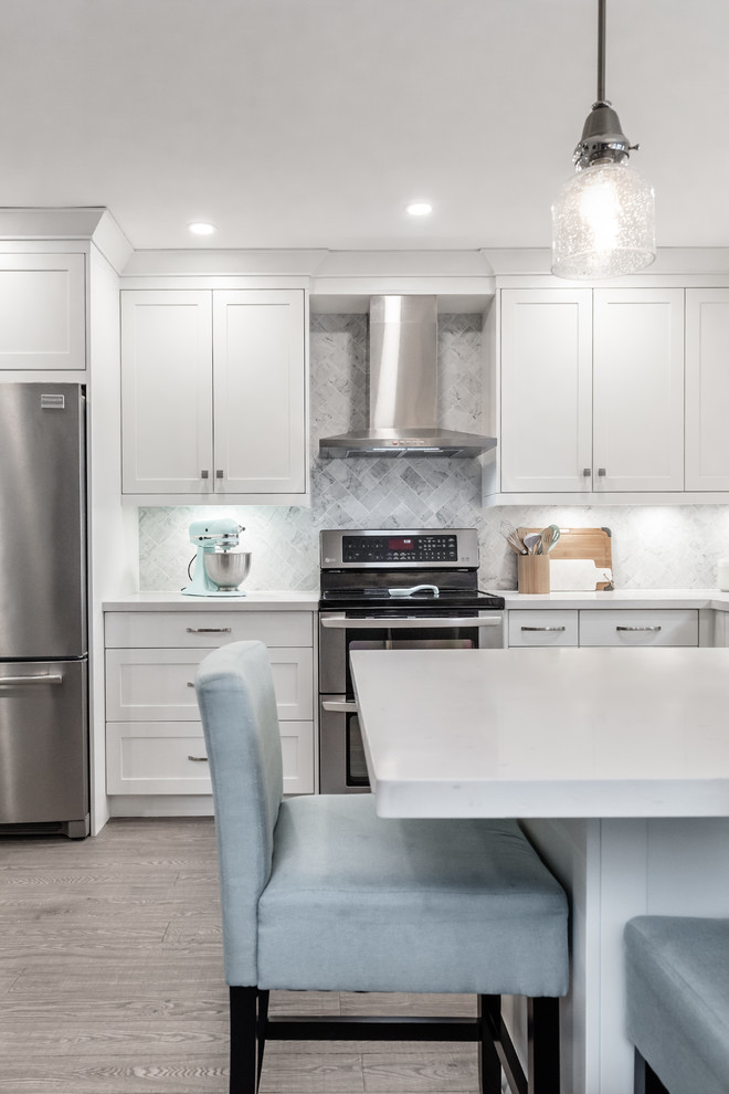 Kitchen - transitional kitchen idea in Toronto