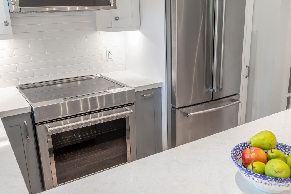Kitchen - transitional kitchen idea in Toronto