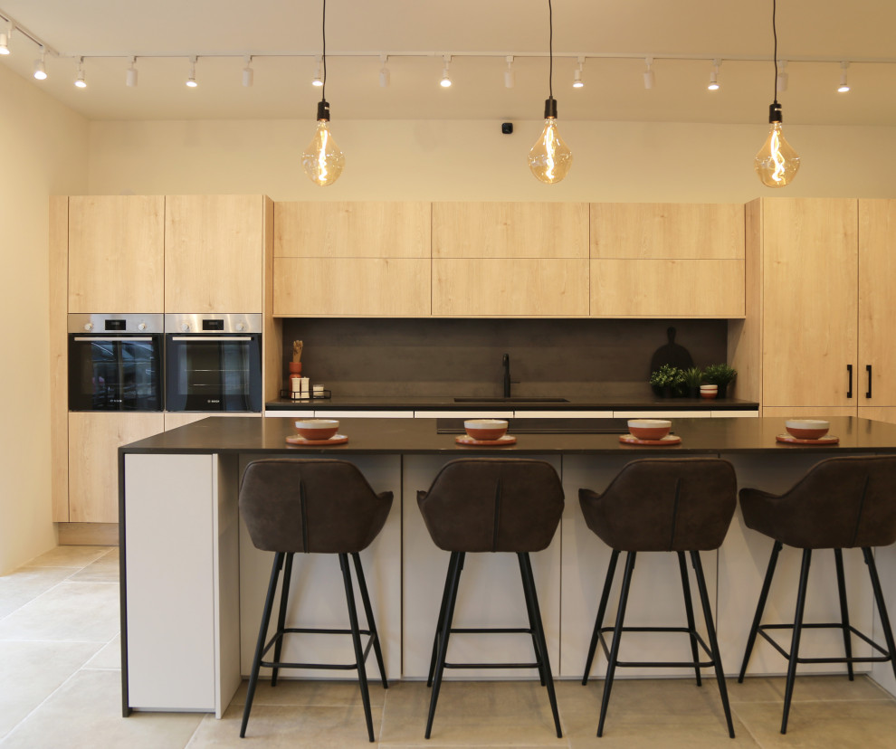 Modern inredning av ett stort brun brunt kök, med en nedsänkt diskho, släta luckor, vita skåp, bänkskiva i koppar, brunt stänkskydd, integrerade vitvaror, klinkergolv i porslin, en köksö och beiget golv