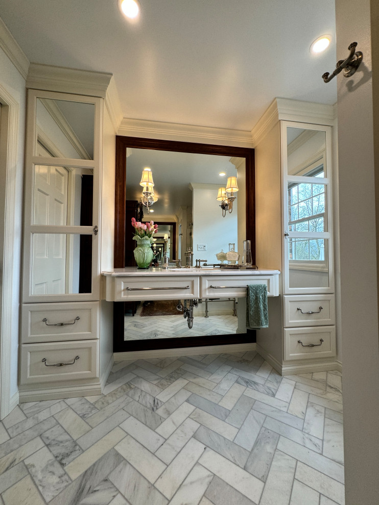 Example of a transitional bathroom design in Cincinnati