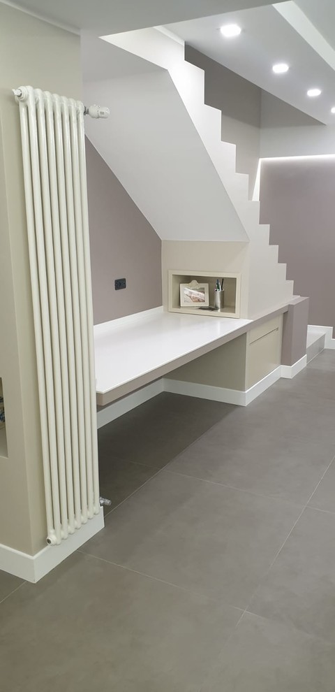 Immagine di un soggiorno moderno di medie dimensioni e aperto con pavimento in gres porcellanato