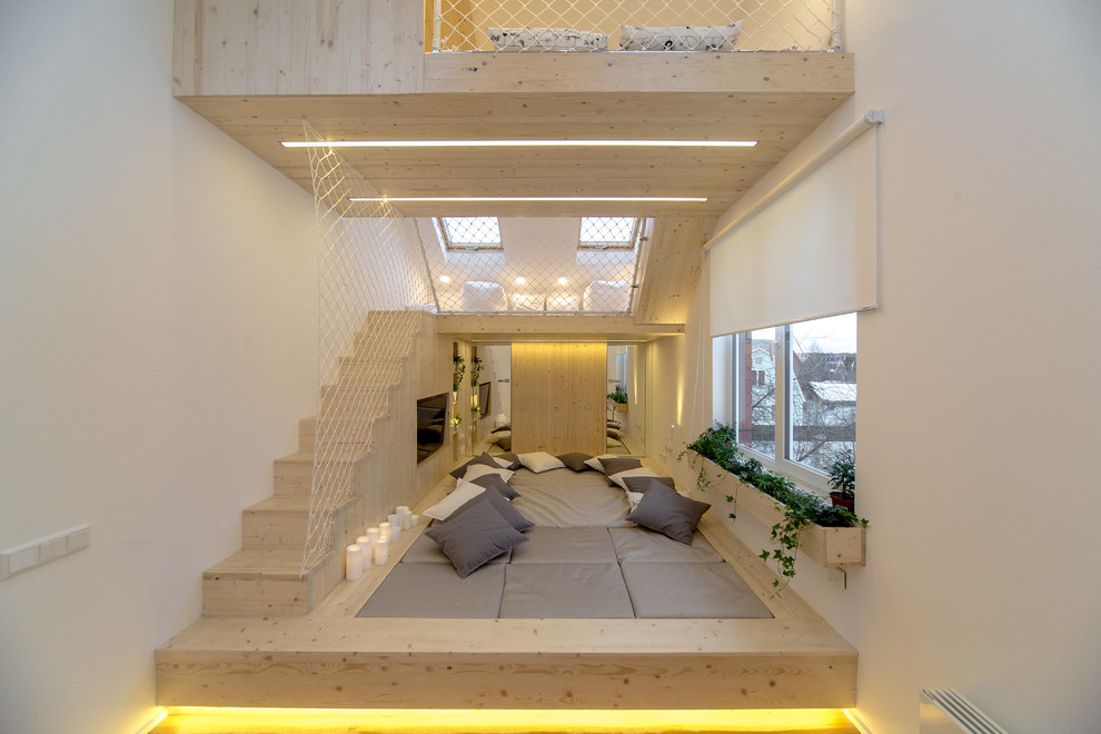 Пример оригинального дизайна: гостиная комната в скандинавском стиле с белыми стенами, светлым паркетным полом и бежевым полом