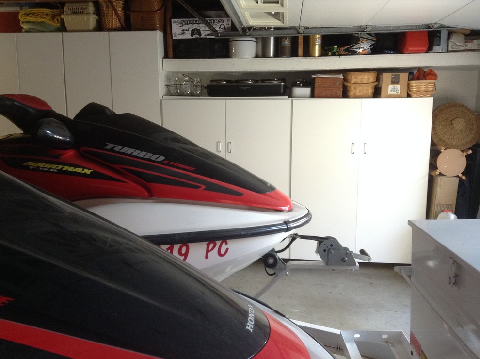 Garage - contemporary garage idea in Los Angeles