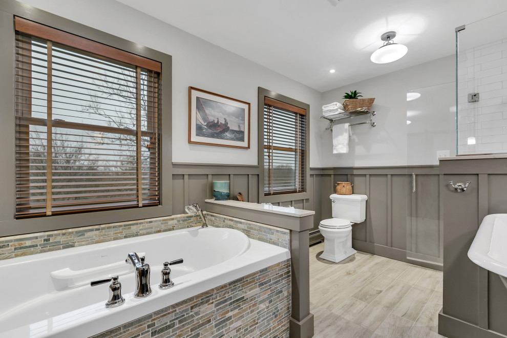 Idéer för mellanstora amerikanska en-suite badrum, med ett platsbyggt badkar, en dubbeldusch, en toalettstol med separat cisternkåpa, vit kakel, cementkakel, grå väggar, ett avlångt handfat, beiget golv och dusch med gångjärnsdörr