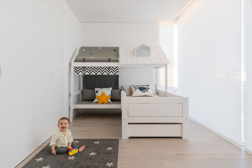 Cette photo montre une chambre de bébé moderne.