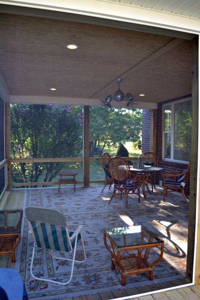 Design ideas for a mid-sized backyard screened-in verandah in Cincinnati with a roof extension.