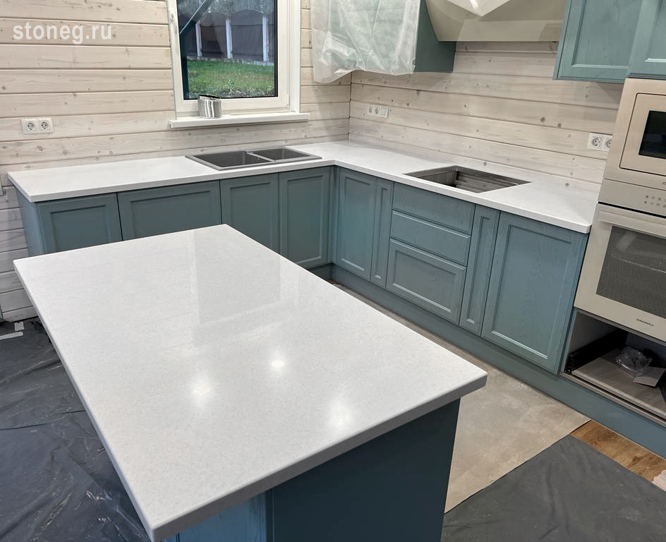 Кухонный остров и столешница из камня Hi-Macs