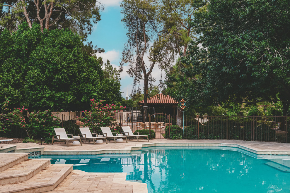 Foto di una piscina mediterranea personalizzata dietro casa con paesaggistica bordo piscina e pavimentazioni in pietra naturale