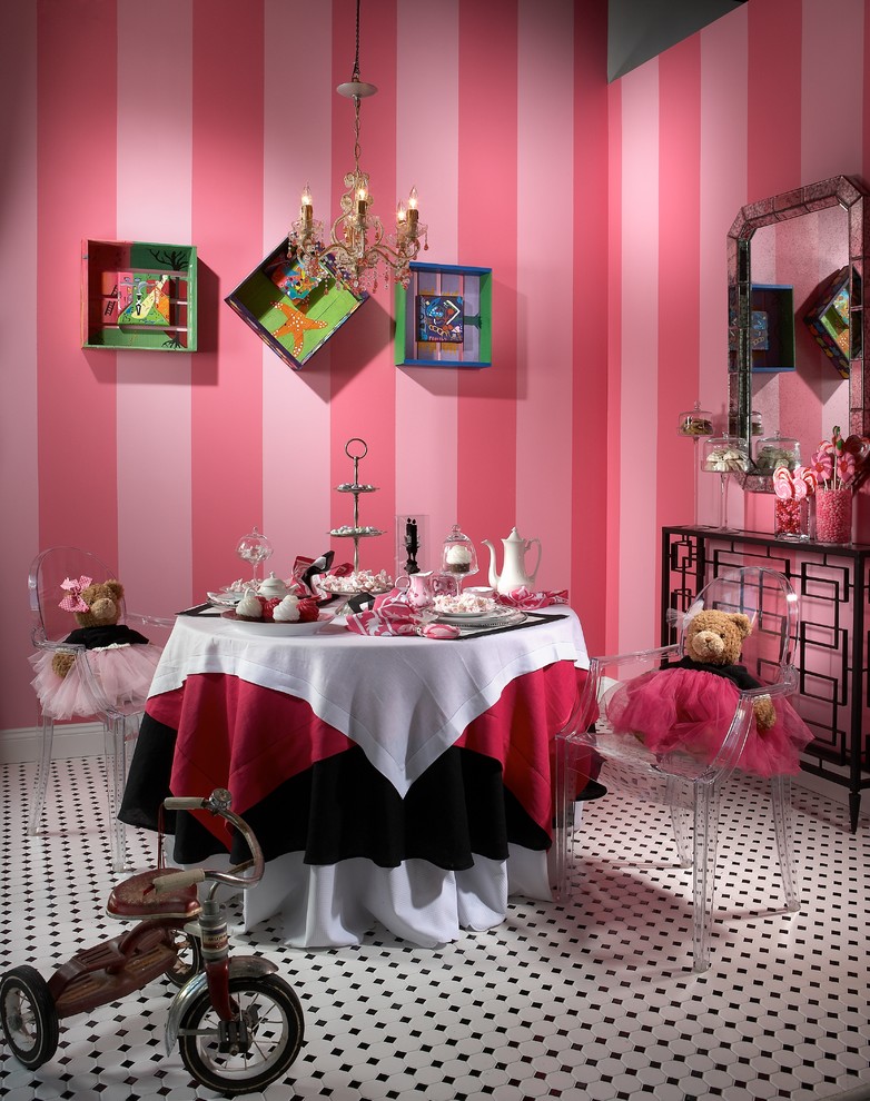Bild på ett litet vintage flickrum kombinerat med lekrum och för 4-10-åringar, med rosa väggar och klinkergolv i keramik