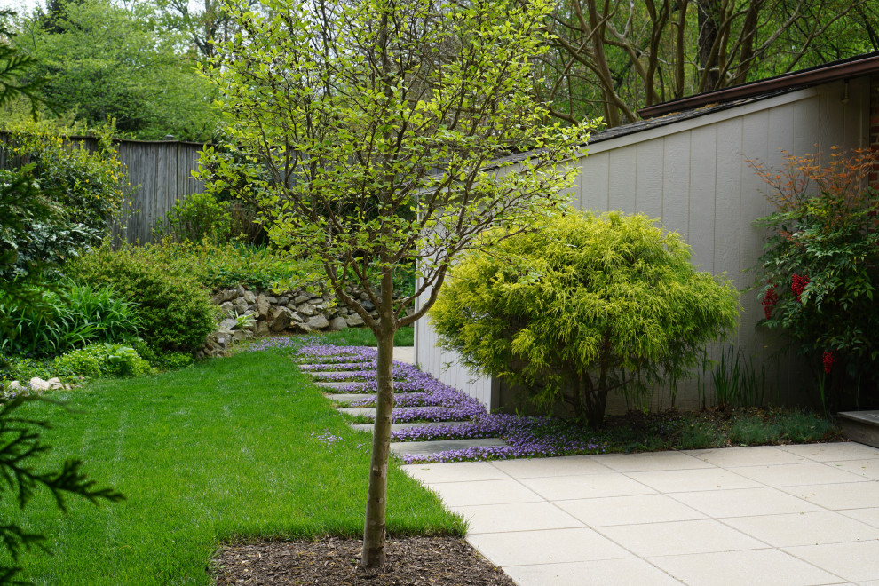 На фото: участок и сад на заднем дворе в стиле ретро с садовой дорожкой или калиткой, полуденной тенью и покрытием из каменной брусчатки