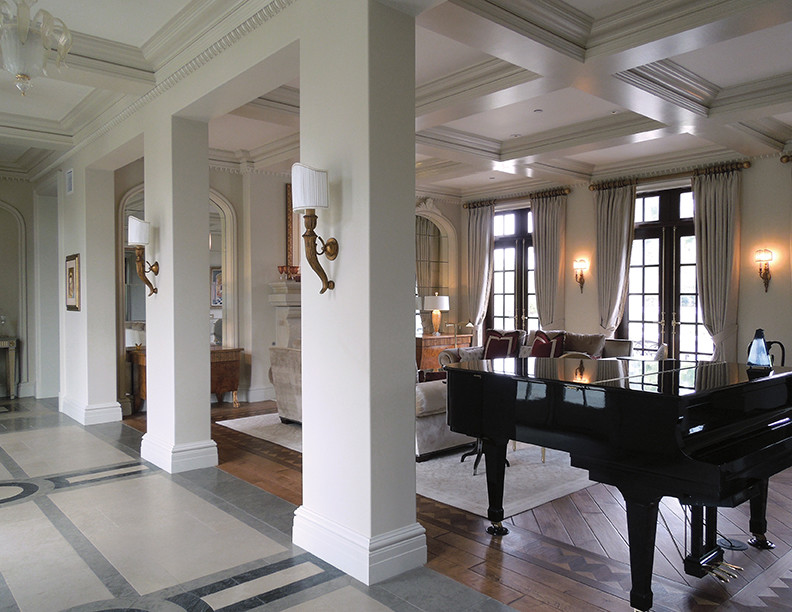 Идея дизайна: большая парадная гостиная комната в викторианском стиле с паркетным полом среднего тона, стандартным камином, фасадом камина из камня, зоной отдыха, коричневым полом и кессонным потолком