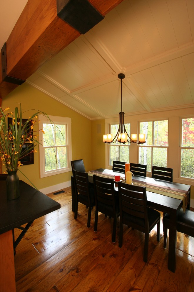 Design ideas for an arts and crafts dining room in Grand Rapids.
