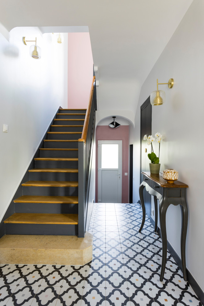 Inspiration för mellanstora moderna entréer, med rosa väggar