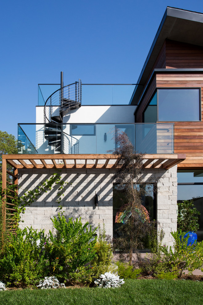 Imagen de fachada de casa blanca y gris actual de tamaño medio de dos plantas con revestimientos combinados, tejado de un solo tendido y tejado de teja de madera