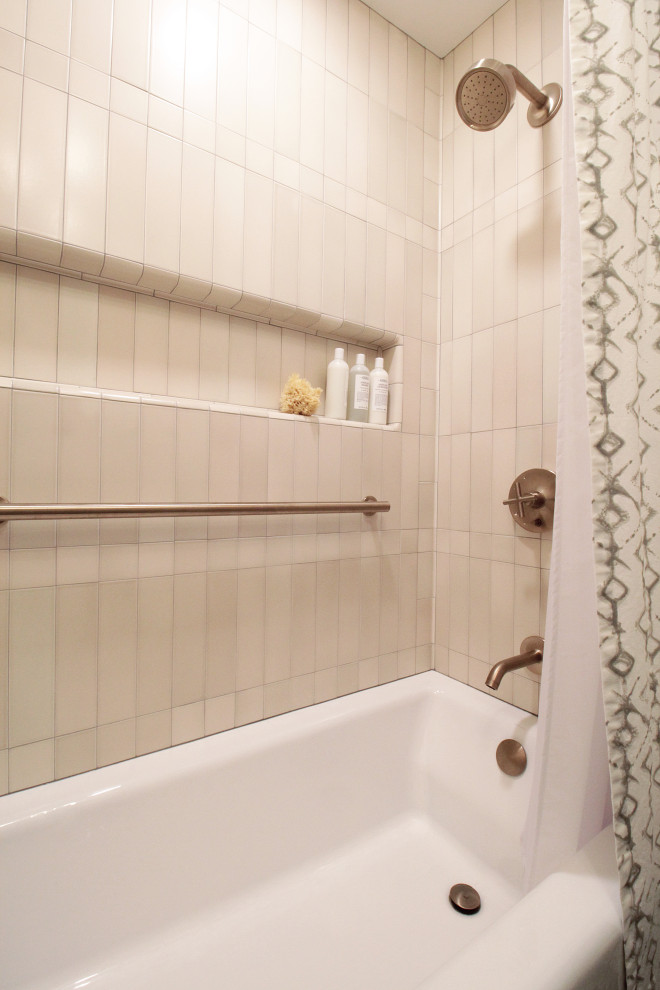 Idéer för att renovera ett litet funkis badrum, med ett platsbyggt badkar, en dusch/badkar-kombination, beige kakel, keramikplattor och dusch med duschdraperi