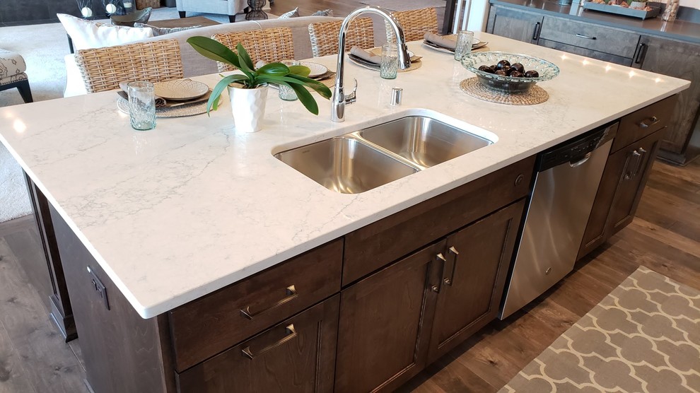 Design ideas for a large arts and crafts eat-in kitchen in Milwaukee with an undermount sink, shaker cabinets, quartz benchtops, stainless steel appliances and with island.