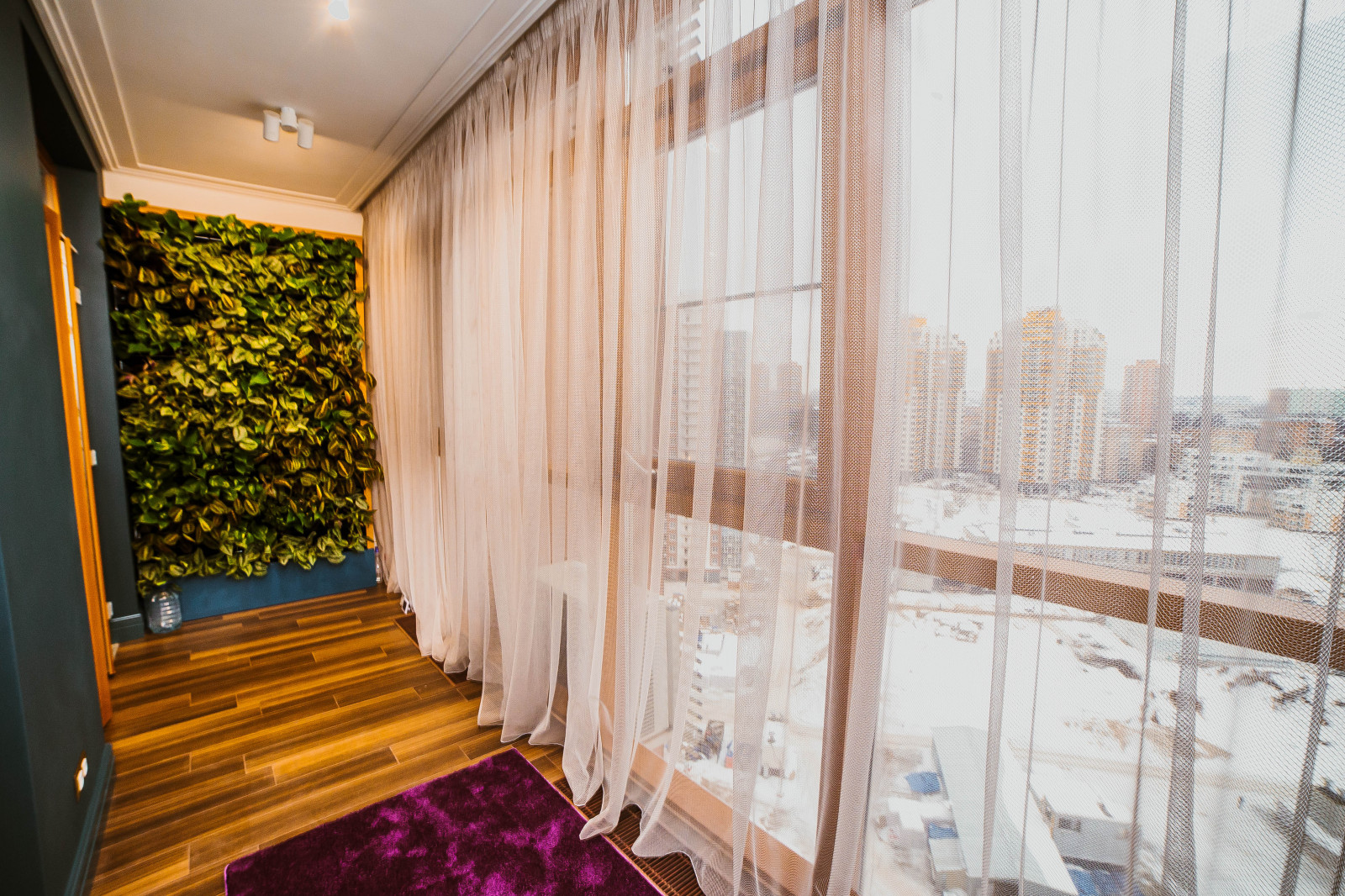 Зона отдыха с фитостененой организованная на лоджии