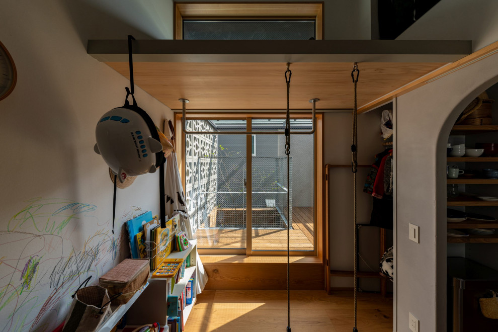 Idéer för ett litet minimalistiskt barnrum kombinerat med lekrum, med grå väggar, plywoodgolv och brunt golv